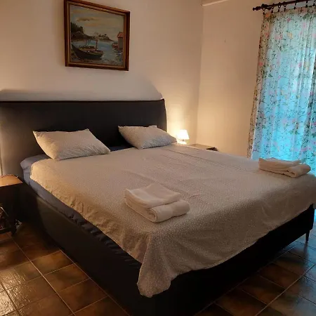 Garden Apartment *